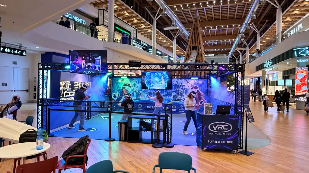 Gruppo in gioco nell’arena VR di Arese